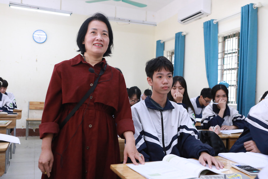 Cô Nguyễn Thị Lan Hương luôn động viên, đồng hành cùng học trò. 2.jpg