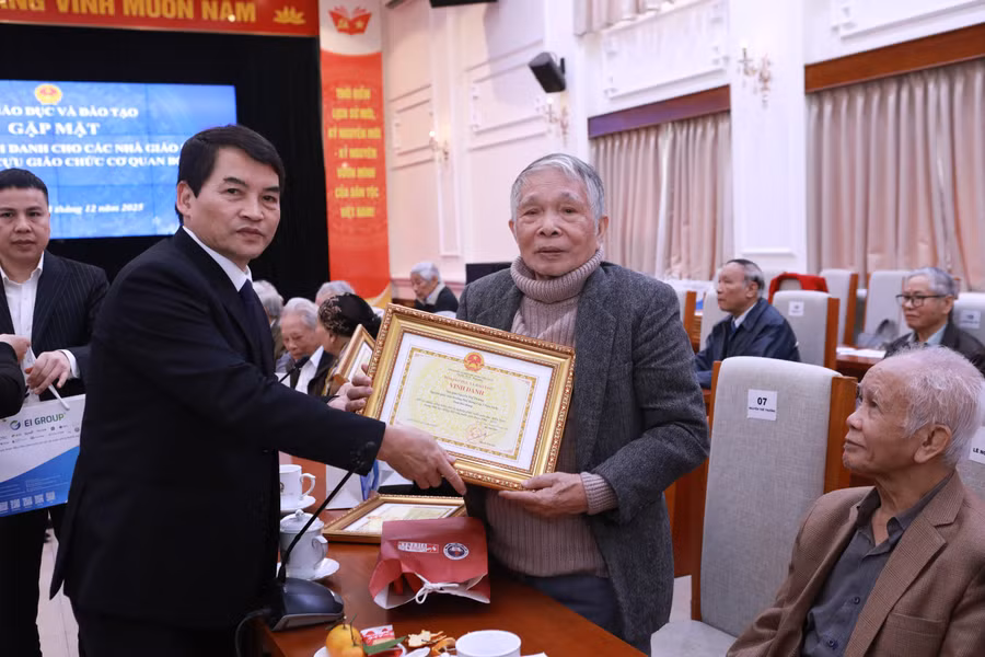 Các nhà giáo đi B được nhận bằng vinh danh của Bộ trưởng Bộ GD&ĐT.