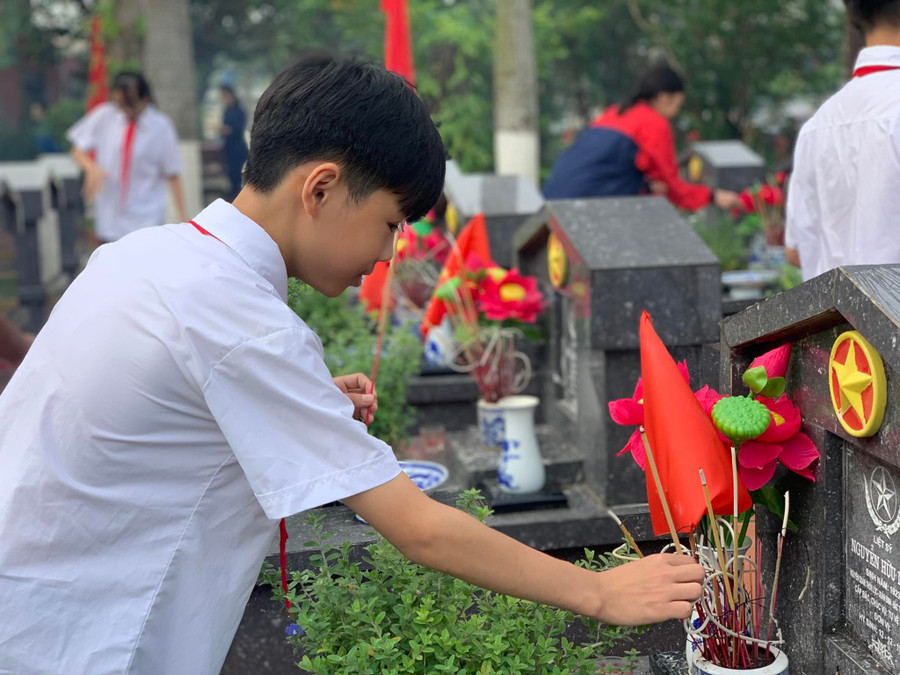 Học sinh Trường THCS Tây Tựu, phường Tây Tựu (Hà Nội) thắp hương tri ân các anh hùng liệt sĩ. 