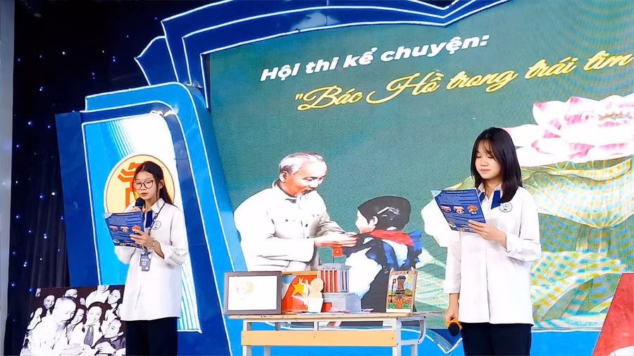 Học sinh Trường THPT Lam Hồng (Sóc Sơn, Hà Nội) tham gia thi kể chuyện Bác Hồ sáng 19/5. 