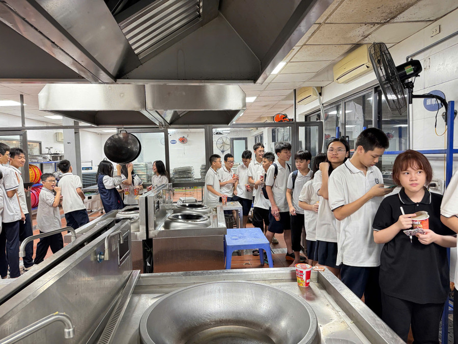 Học sinh Trường THCS & THPT Lương Thế Vinh cơ sở Yên Hòa được ăn tối tại trường để đảm bảo an toàn. ltv.jpg