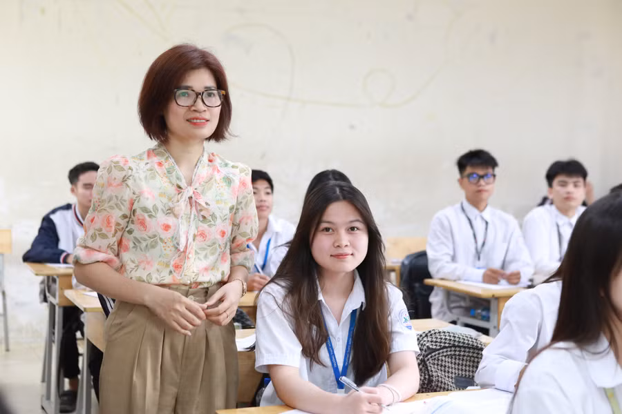 Cô Đoàn Hà cùng học trò lớp 12 tích cực ôn tập môn Lịch sử chuẩn bị cho kỳ thi quan trọng sắp tới. Ảnh: Đình Tuệ.