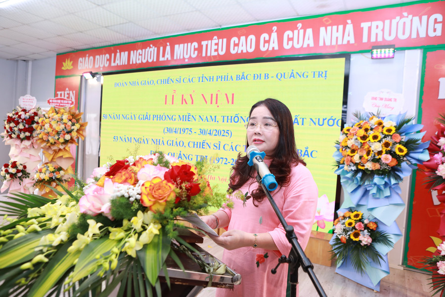 TS Lê Thị Hương - Giám đốc Sở GD&ĐT Quảng Trị Bày tỏ niềm xúc động trước những cống hiến, hi sinh của các thế hệ nhà giáo đi trước cho sự nghiệp Giáo dục tỉnh Quảng Trị. Ảnh: Đình Tuệ. 4.jpg