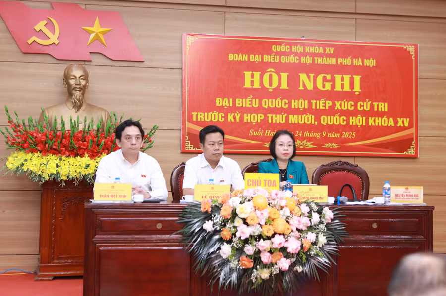 Thứ trưởng Bộ GD&ĐT Lê Quân (giữa) đồng chủ trì buổi tiếp xúc cử tri tại trụ sở UBND xã Suối Hai, Hà Nội. Ảnh: Đình Tuệ. 