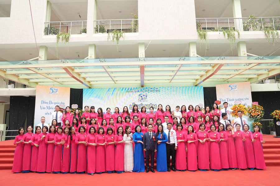 Tập thể sư phạm nhà trường luôn đoàn kết, thống nhất cao trong mọi hoạt động để nâng cao chất lượng giáo dục đào tạo. thai-thinh-4.jpg