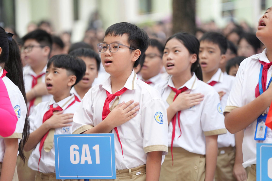 Các em học sinh lớp 6 Trường THCS Thái Thịnh trong lễ khai giảng năm học 2024-2025. 