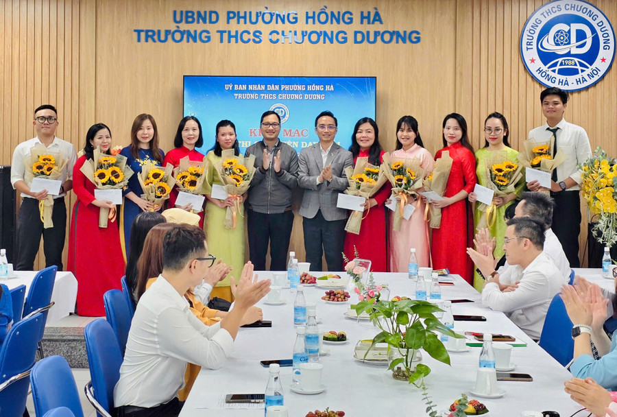 Đại diện ban giám khảo tặng hoa chúc mừng các thầy cô dự thi. cd-1.jpg