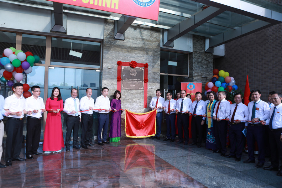 Các đại biểu thực hiện nghi thức gắn biển công trình tòa giảng đường C - D của Học viện Tài chính. 1.jpg