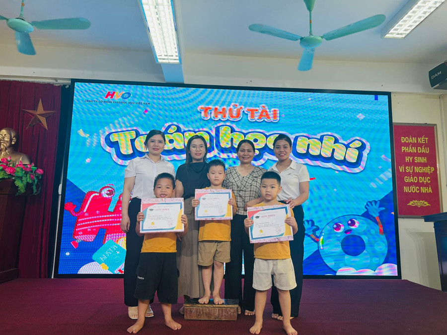 Đại diện nhà trường trao thưởng cho học sinh xuất sắc nhất tại sân chơi "Thử tài Toán học nhí". an-khanh-3.jpg