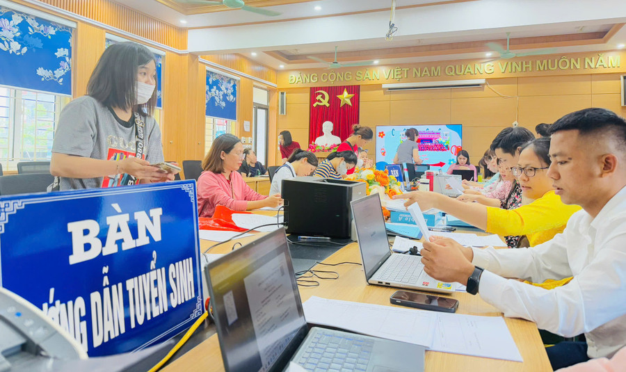 Tính tới chiều 7/7, Trường THCS Minh Khai (Tây Tựu, Hà Nội) đã tiếp nhận thành công 334 hồ sơ đăng ký tuyển sinh trực tuyến vào lớp 6; trong đó có 240 hồ sơ trực tiếp đủ điều kiện. Ảnh: Đình Tuệ. minh-khai.jpg