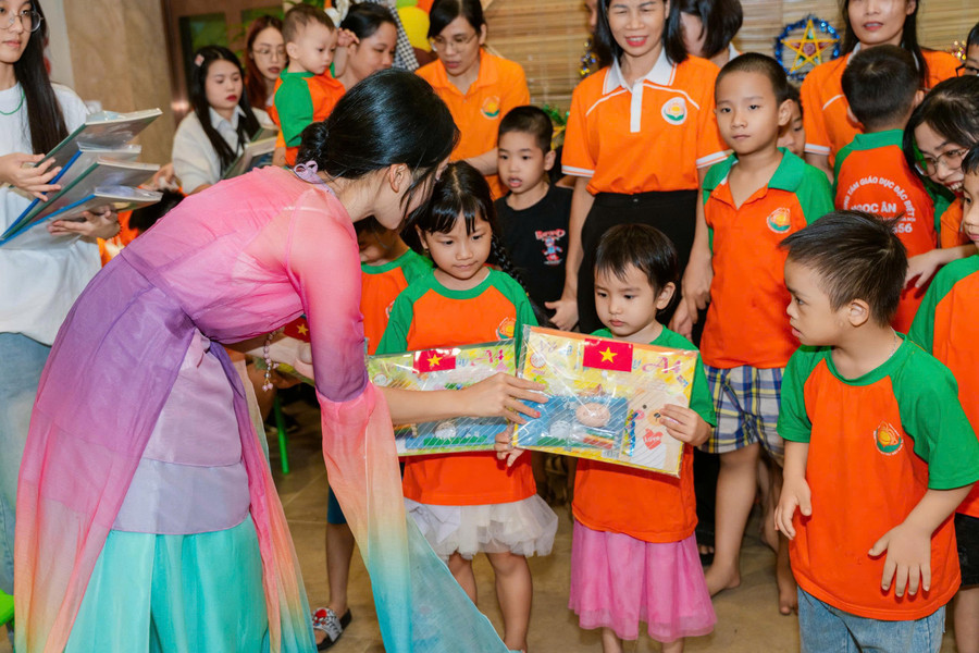 Những món quà nhỏ xinh, ý nghĩa được gửi tặng tới các em nhỏ tại chương trình. 