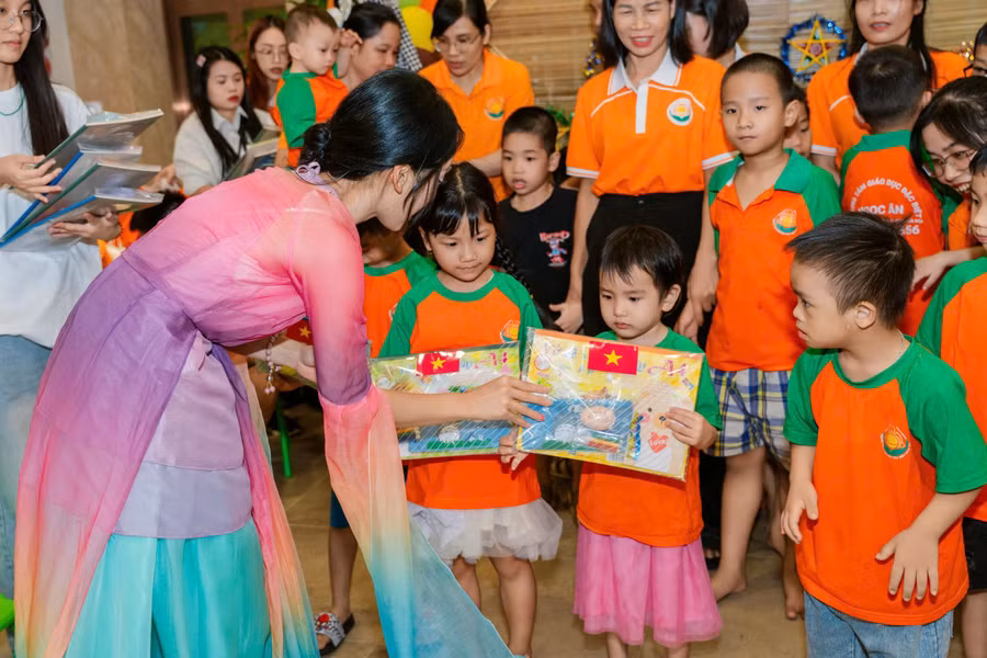 Những món quà nhỏ xinh, ý nghĩa được gửi tặng tới các em nhỏ tại chương trình. 