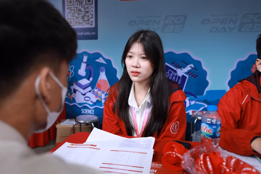 Thí sinh tới nghe tư vấn tuyển sinh của Đại học Bách khoa Hà Nội năm 2025. Ảnh: Khôi Nguyên.