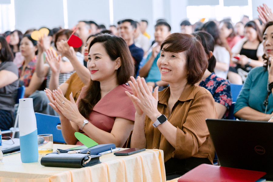 Các thầy cô hào hứng đón nhận những thông tin chia sẻ hữu ích từ vị diễn giả. doan-thi-diem-2.jpg