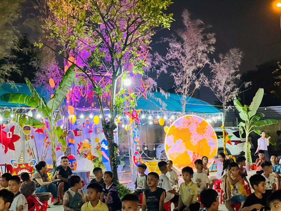 Không gian của đêm hội Trung thu của Trường Tiểu học Lộc Hòa thật ấm áp, gần gũi với các vật liệu sẵn có và đồ tái chế thân thiện với môi trường. lh-3.jpg