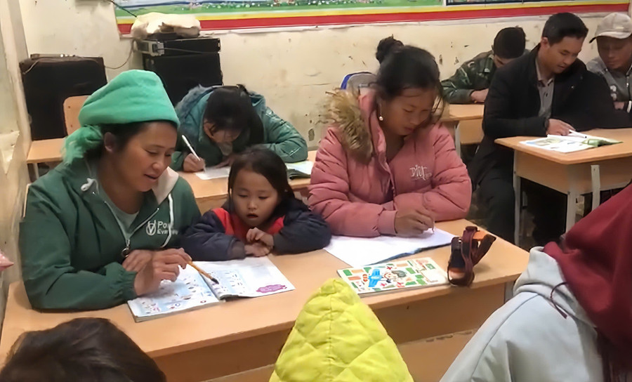 Các học viên đặc biệt tại lớp xóa mù chữ xã Dào San, tỉnh Lai Châu. 