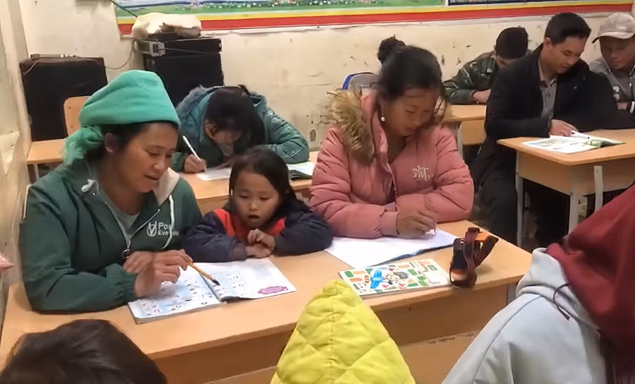 Các học viên đặc biệt tại lớp xóa mù chữ xã Dào San, tỉnh Lai Châu. 