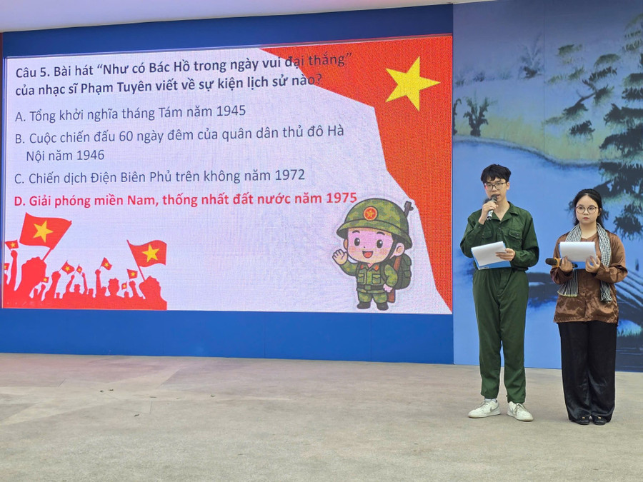 Phần giao lưu trả lời câu hỏi tại Trường THPT Ngô Quyền, phường Trường Thi, tỉnh Ninh Bình sáng 22/12. 