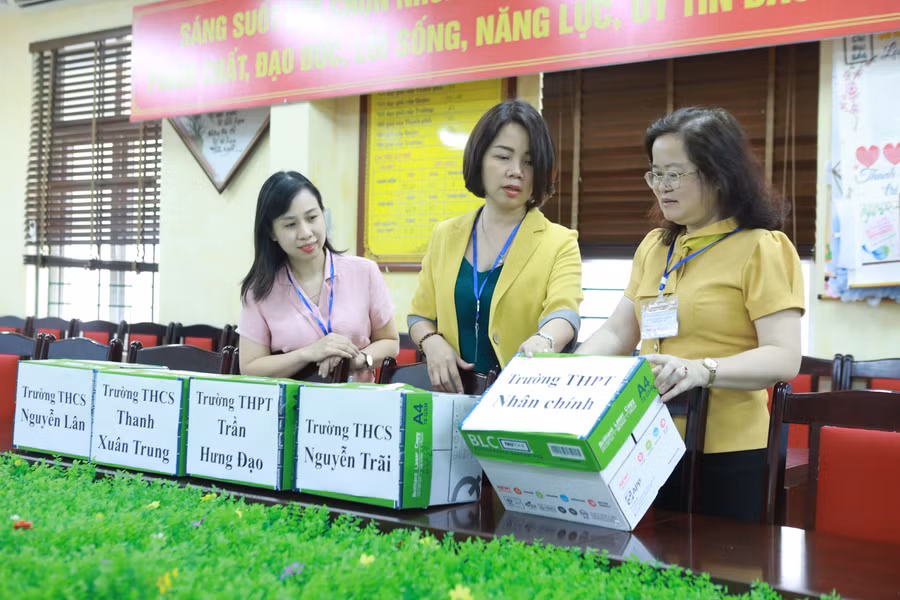 Lãnh đạo điểm thi tại Trường THCS Tây Mỗ, quận Nam Từ Liêm kiểm tra các thùng chứa điện thoại cá nhân của cán bộ làm công tác thi trong các ngày thi. 