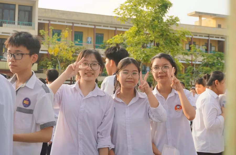 Học sinh dự thi vào lớp 10 tại điểm thi Trường THPT Giao Thủy, tỉnh Nam Định năm 2025. 