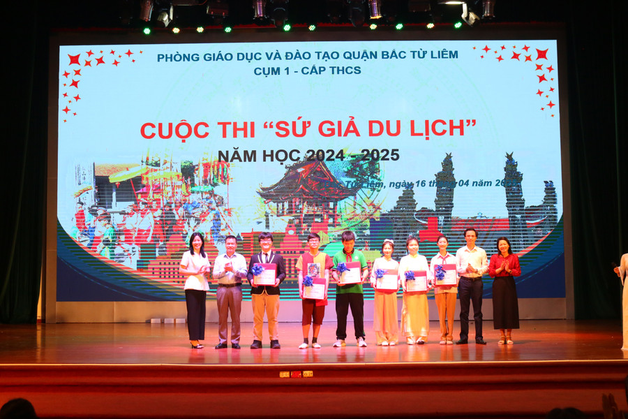 Ban tổ chức trao giải cho đại diện các đội tham gia cuộc thi "Sứ giả du lịch". 