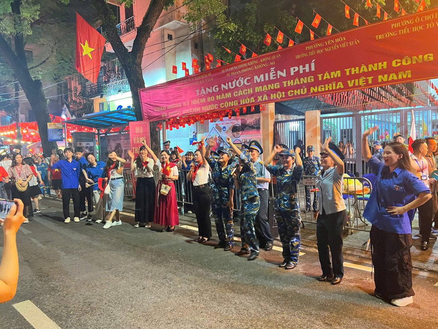 Các chiến sĩ thuộc Sư đoàn Phòng không 361 giao lưu văn nghệ với người dân. ly-6.jpg