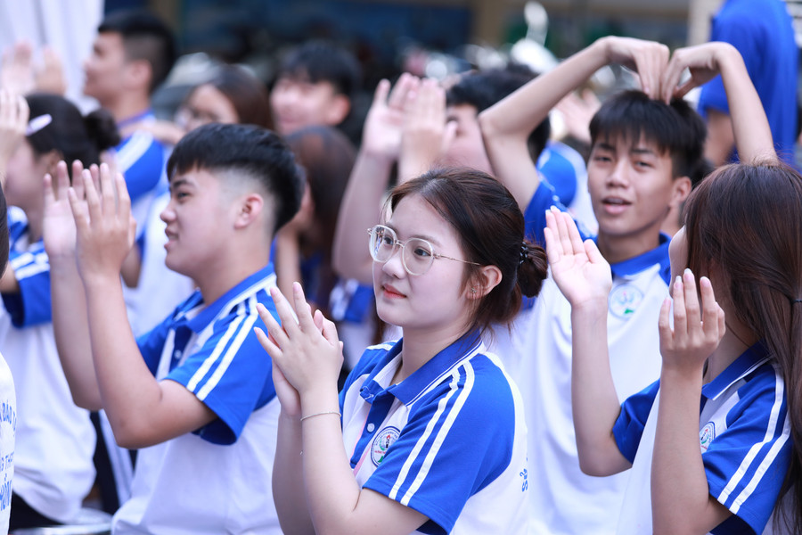 Học sinh Trường THPT Lam Hồng (Sóc Sơn, Hà Nội) tham gia hoạt động ngoại khóa tại sân trường. Ảnh: Đình Tuệ.