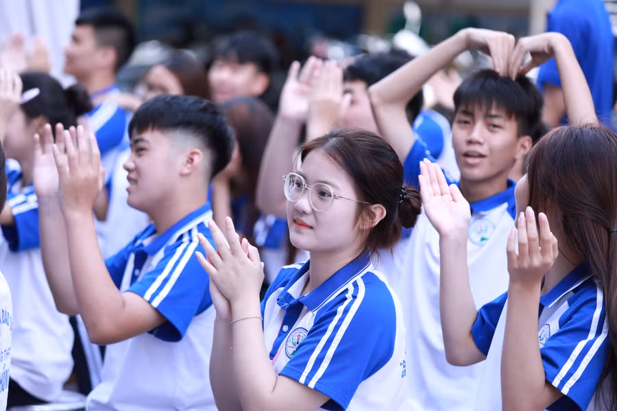 Học sinh Trường THPT Lam Hồng (Sóc Sơn, Hà Nội) tham gia hoạt động ngoại khóa tại sân trường. Ảnh: Đình Tuệ.