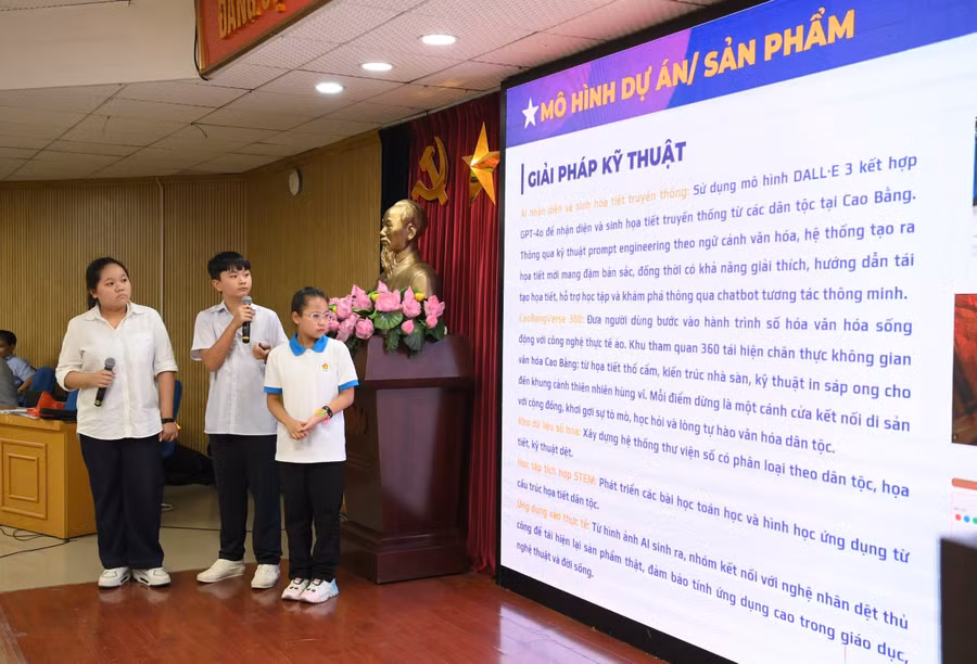 Các em học sinh phổ thông thuyết trình về dự án tham gia cuộc thi. 