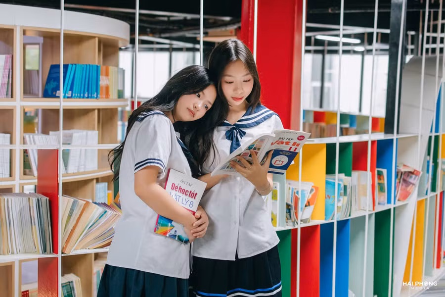 Học sinh Trường Lương Thế Vinh khám phá không gian bên trong Thư viện Văn Như Cương tại cơ sở Cầu Giấy, Hà Nội. 