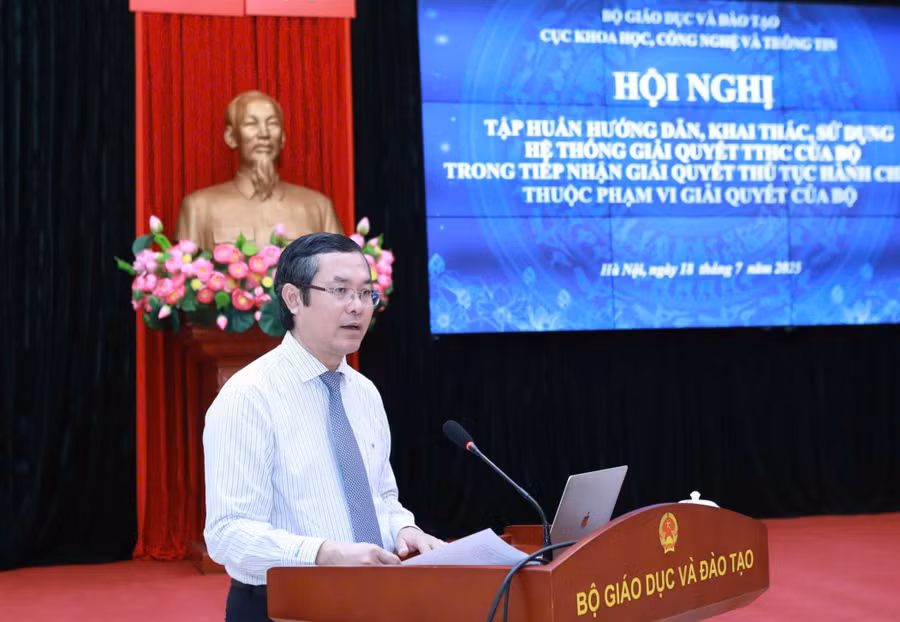 Thứ trưởng Bộ GD&ĐT Nguyễn Văn Phúc phát biểu chỉ đạo mở đầu buổi tập huấn. Ảnh: Đình Tuệ.