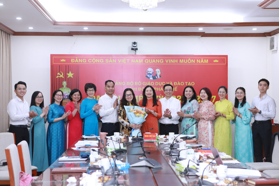 Đại hội cũng đã bầu một số đại biểu đại diện Chi bộ Vụ Pháp chế tham dự Đại hội Đảng bộ Bộ GD&ĐT nhiệm kỳ 2025-2030. 6.jpg