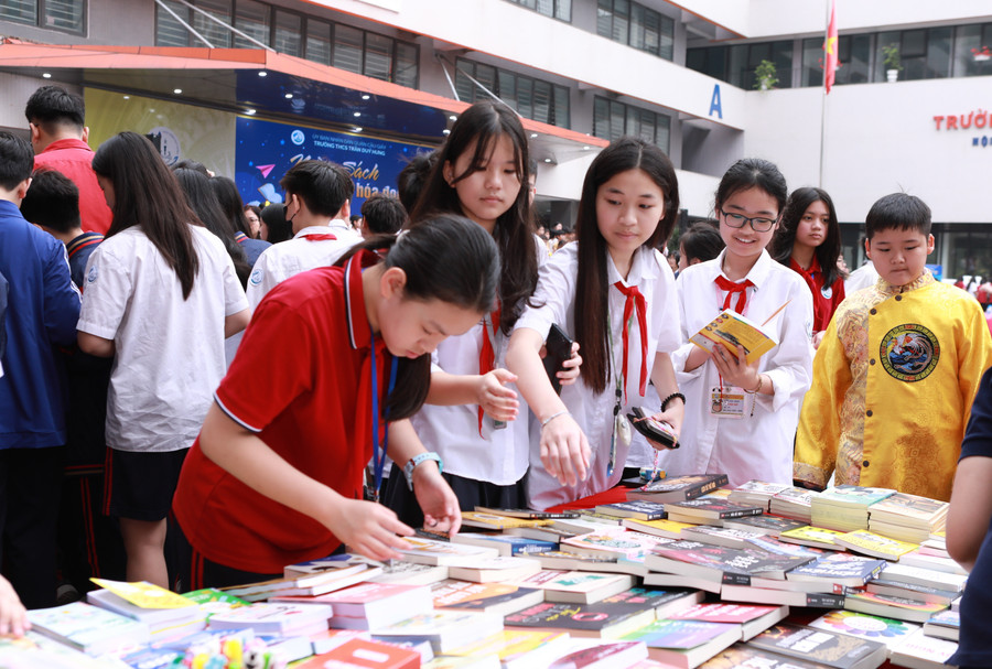 Học sinh tham quan các gian trưng bày sách tại ngày hội. 