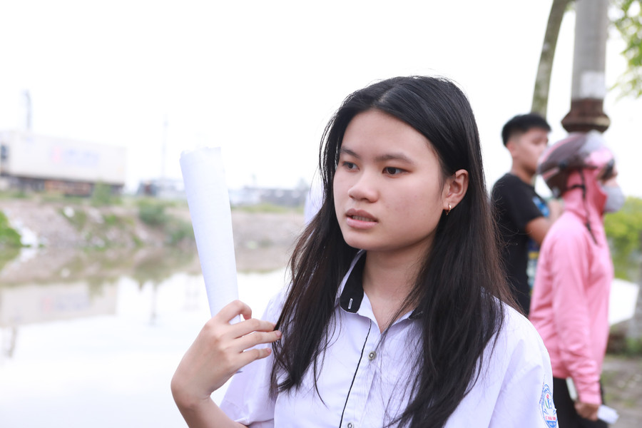 Nữ sinh Trần Anh Thư - học sinh Trường THPT C Hải Hậu làm khá tốt môn Tiếng Anh. Ảnh: Đình Tuệ. 1-2.jpg