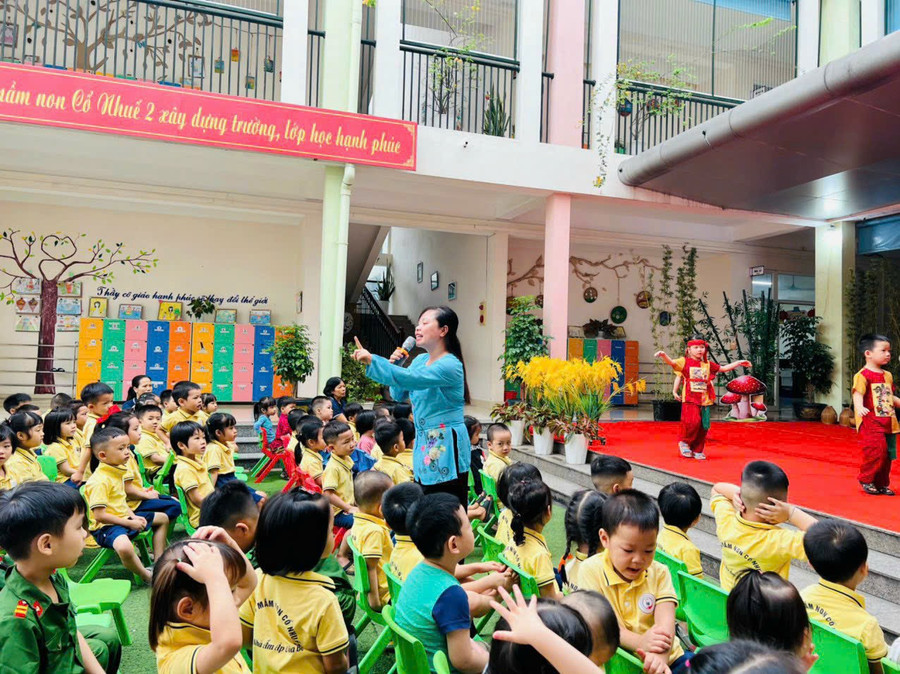 Cô trò Trường Mầm non Cổ Nhuế 2, phường Đông Ngạc (Hà Nội) trong một hoạt động tập thể. 