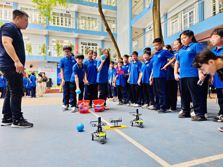 Các trò chơi kết hợp giữa vận động thể chất và tư duy được tổ chức cho học sinh tham gia. duong-3.jpg