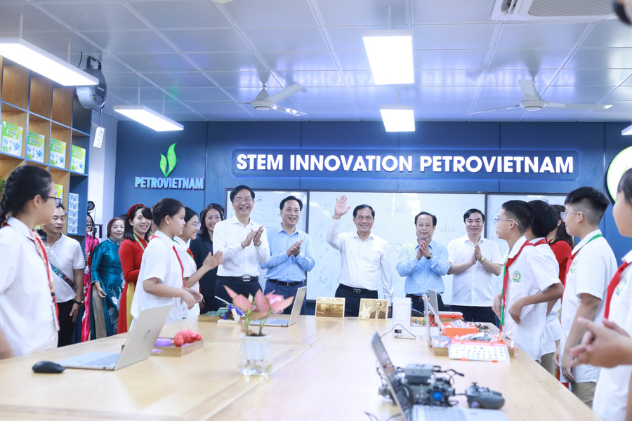 Phó Thủ tướng Bùi Thanh Sơn và đoàn công tác tham quan Phòng thực hành Giáo dục STEM tại Trường THCS Tây Mỗ. Ảnh: Đình Tuệ. 