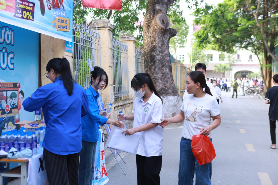 Các sĩ tử được lực lượng thanh niên tình nguyện phát nước miễn phí. 3.jpg