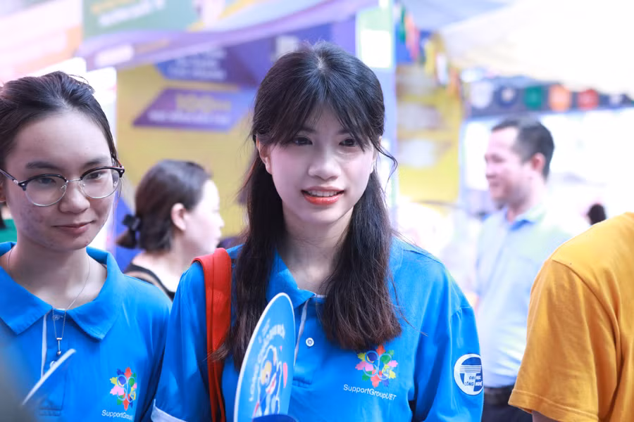 Thí sinh lớp 12 tham dự ngày hội tư vấn tuyển sinh năm 2025 tại Hà Nội. Ảnh: Đình Tuệ.