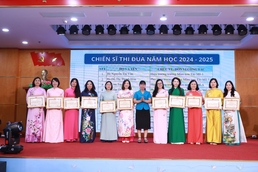 Bà Đỗ Thị Thúy Hà - Phó Bí thư thường trực Đảng ủy phường Tây Mỗ trao tặng danh hiệu Chiến sĩ thi đua cơ sở cho các cá nhân xuất sắc. 8.jpg