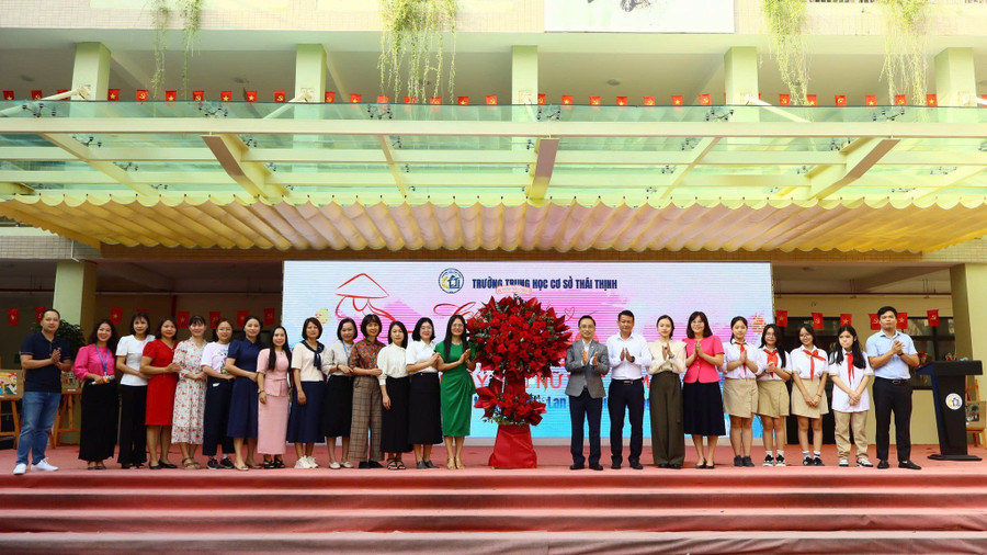 Lẵng hoa tươi thắm thay cho lời chúc dành tặng tới các cô giáo, các nữ phụ huynh và nữ sinh của nhà trường. thai-2.jpg