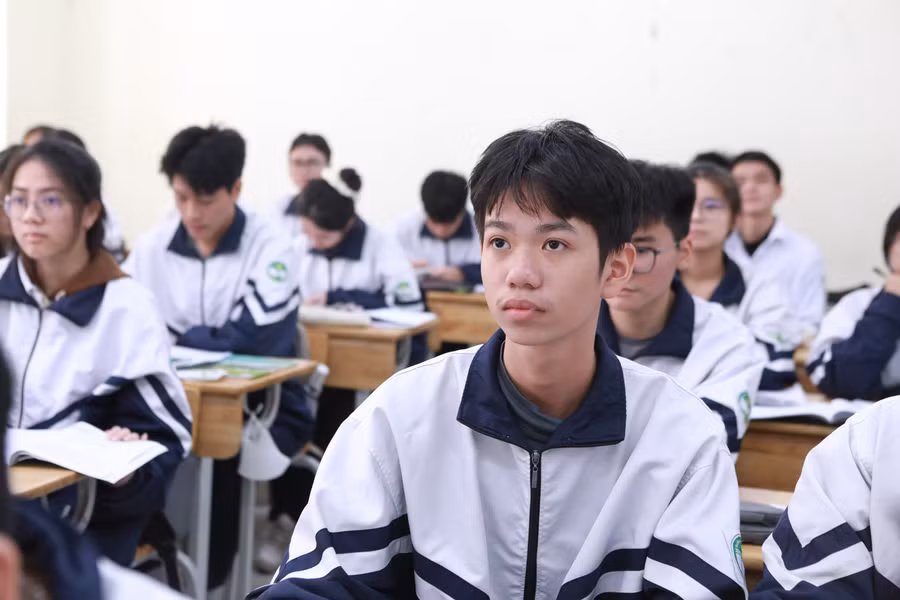 Chu Công Huy luôn có ý thức tự giác trong học tập và được thầy cô, bạn bè quý mến. Ảnh: Đình Tuệ.