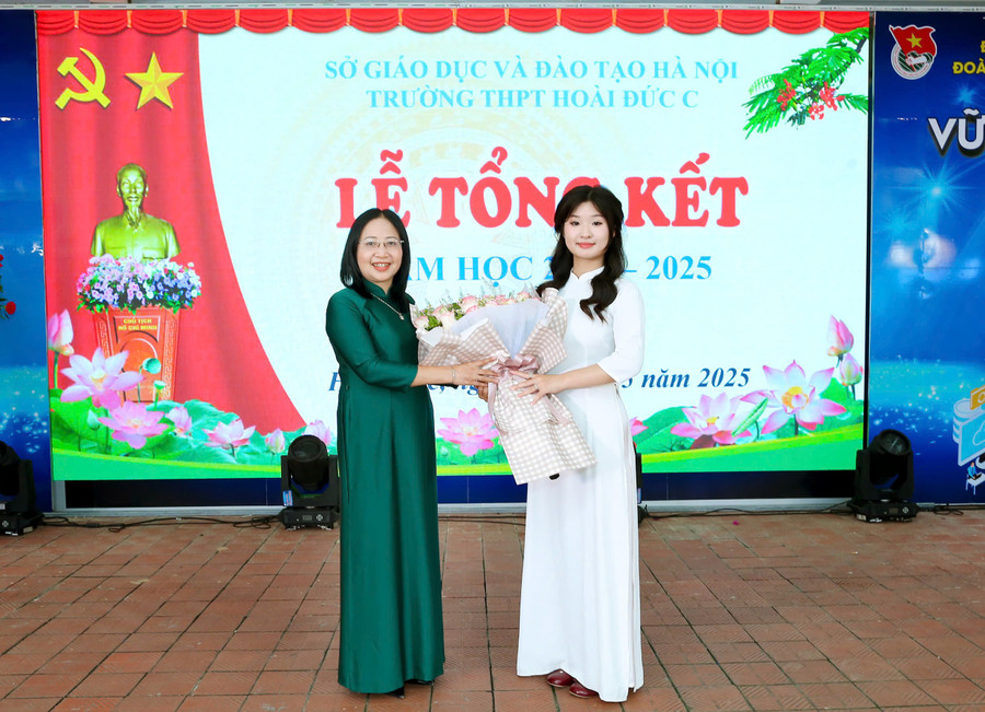 Đại diện học trò khối 12 tặng hoa tri ân tới cô Hiệu trưởng Nguyễn Thị Huyền trong thời khắc chuẩn bị rời xa mái trường thân yêu. hoai-6.jpg