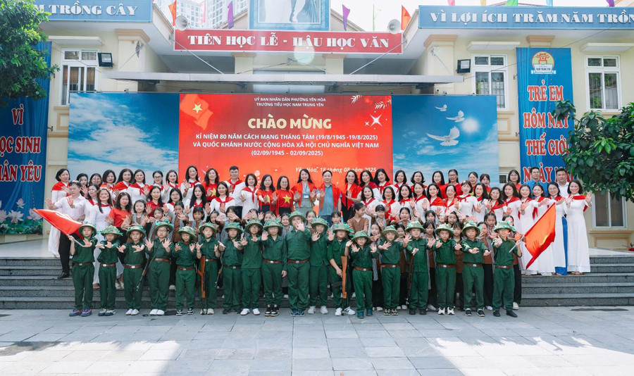 Thầy trò nhà trường và các đại biểu chụp ảnh lưu niệm cuối chương trình. yen-8.jpg