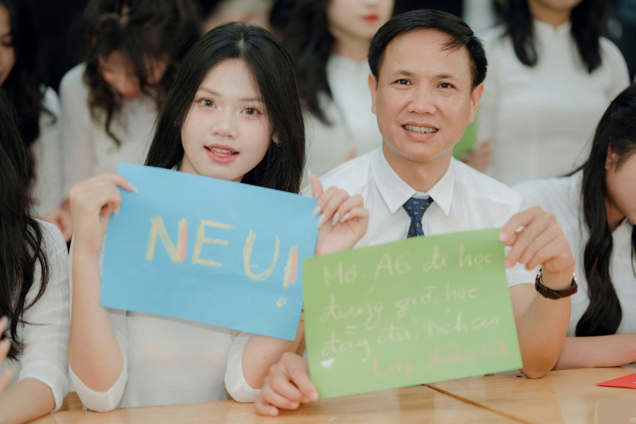 Năm học 2024-2025, thầy Nguyễn Văn Xuân là giáo viên chủ nhiệm của hai lớp 12A8 và 12A6. Ảnh: NVCC. xuan-2.jpg