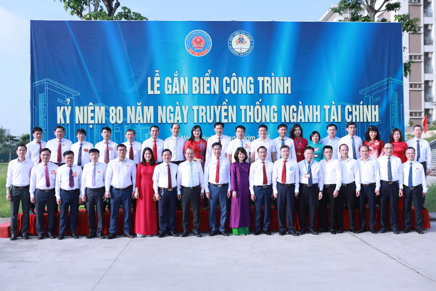 Các đại biểu chụp ảnh lưu niệm tại trụ sở 69 phố Đức Thắng, quận Bắc Từ Liêm, Hà Nội. 3.jpg