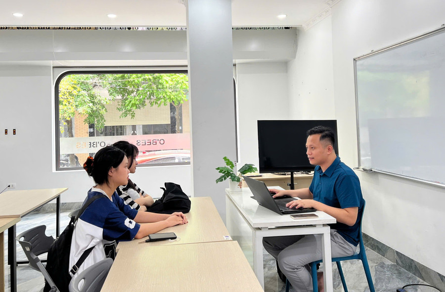 Học sinh tìm tới chuyên gia tư vấn để nghe về những sự lựa chọn cho tương lai sau THPT. Ảnh: NVCC. tam-ly-2-563.jpg