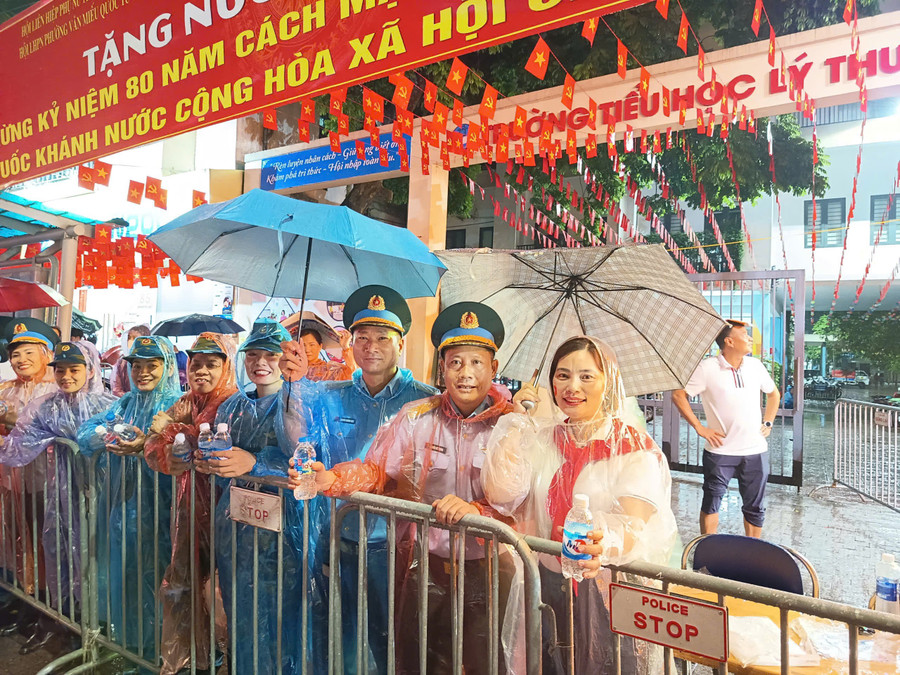 Lực lượng hỗ trợ A80 luôn sẵn sàng hoàn thành tốt mọi nhiệm vụ dù thời tiết có mưa rào. ly-3.jpg