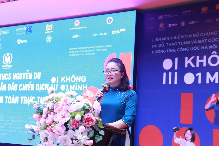 Bà Nguyễn Thị Lý nhấn mạnh tầm quan trọng của việc an toàn trên không gian trực tuyến cho học sinh và thanh thiếu niên. mang-1.jpg