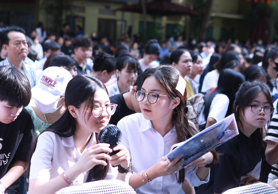 Việc lựa chọn đúng tổ hợp môn dành cho học sinh khối 10 là vô cùng quan trọng. Ảnh: Đình Tuệ.